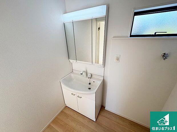 【独立洗面台】清潔感のある洗面台です。フラットな鏡は掃除がしやすく毎日清潔!鏡裏には収納があるのでスッキリとした洗面台が保てます。