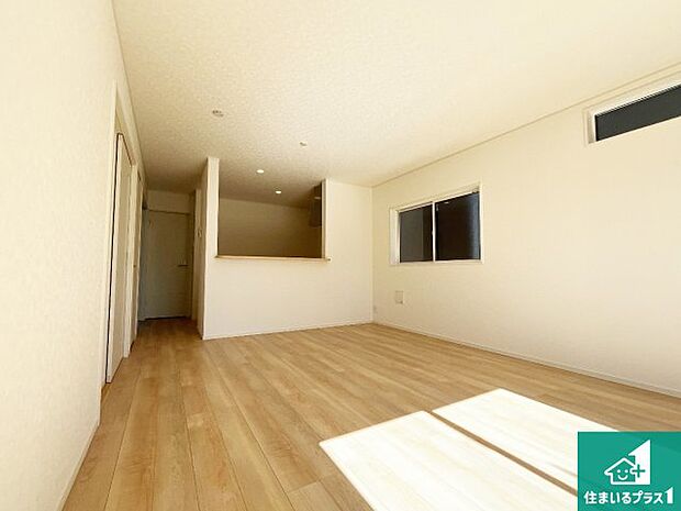 【居間・リビング】日当たり良好の明るいリビングで朝の目覚めもスッキリできそう！対面キッチンでご家族のコミュニケーションも自然と増える設計！小さなお子様が遊ぶスペースを作っても広々とくつろげるLDK！