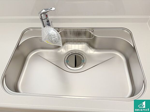 【シンク】蛇口の先端に浄水器を内蔵しています！原水と浄水、お湯と冷水、シャワーの切替えがワンタッチなので用途によって使い分けられます。