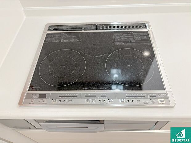 【コンロ】火を使わないので、安心なＩＨコンロ！でこぼこが無い構造なので、掃除もしやすく清潔に保てます！