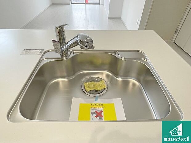 【キッチンシンク】蛇口の先端に浄水器を内蔵しています!原水と浄水、お湯と冷水、シャワーの切替えがワンタッチなので用途によって使い分けられます。