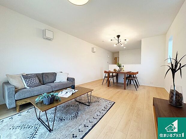 【居間・リビング】日当たり良好の明るいリビングで朝の目覚めもスッキリできそう!対面キッチンでご家族のコミュニケーションも自然と増える設計!小さなお子様が遊ぶスペースを作っても広々とくつろげるLDK!