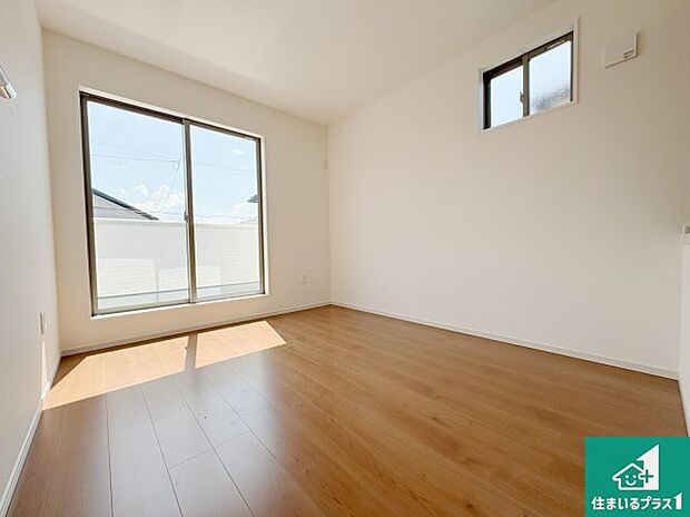 【洋室】シンプルな洋室は、自分好みのインテリアが楽しめます♪ご家族とインテリアや家具を選びに行くのは新築購入時の醍醐味の一つです。ぜひお楽しみください♪