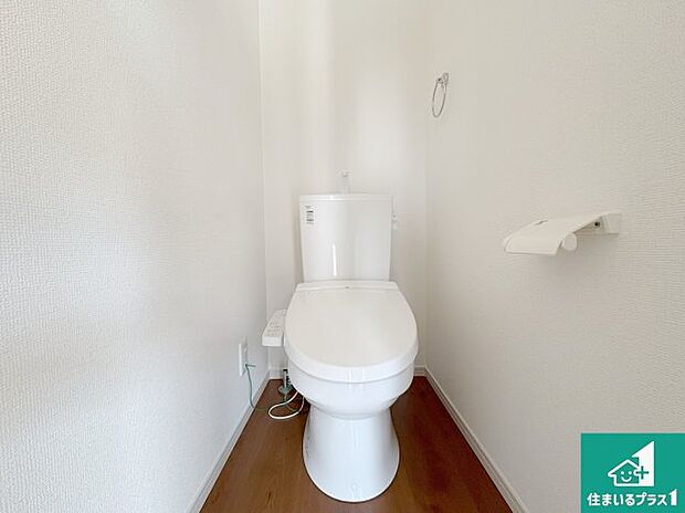 【トイレ】1・2階の2ヶ所にあるので、朝の忙しい時間の順番待ちもなく、深夜の利用にも大変便利です。