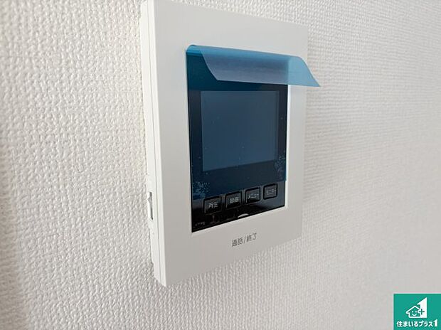 【カラーモニターインターホン】声だけでなく来訪者の姿や顔がモニターで確認できるので、小さなお子様がいらっしゃるご家庭でも安心できます!