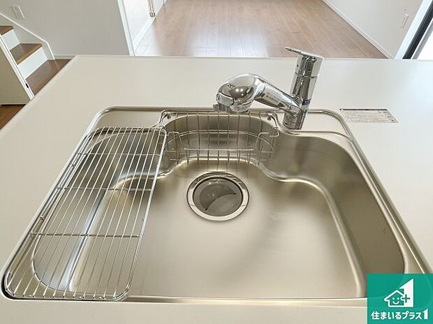 【シンク】蛇口の先端に浄水器を内蔵しています！原水と浄水、お湯と冷水、シャワーの切替えがワンタッチなので用途によって使い分けられます。