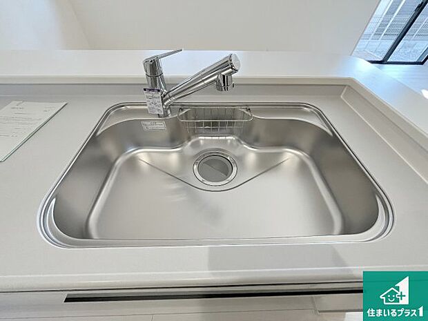 【キッチンシンク】蛇口の先端に浄水器を内蔵しています!原水と浄水、お湯と冷水、シャワーの切替えがワンタッチなので用途によって使い分けられます。
