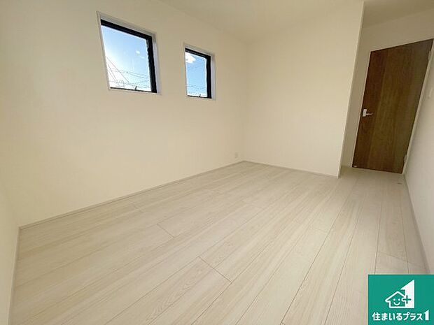 【洋室】シンプルな洋室は、自分好みのインテリアが楽しめます♪ご家族とインテリアや家具を選びに行くのは新築購入時の醍醐味の一つです。ぜひお楽しみください♪