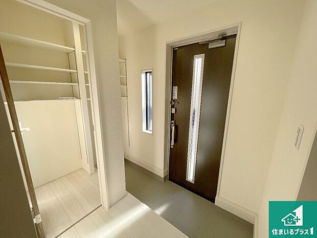 【玄関】シューズボックスにはたくさんの靴が収納できるので玄関周りはいつもスッキリ!ご家族が増えても安心!