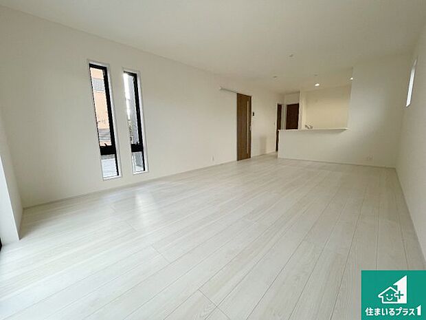 【居間・リビング】日当たり良好の明るいリビングで朝の目覚めもスッキリできそう!対面キッチンでご家族のコミュニケーションも自然と増える設計!小さなお子様が遊ぶスペースを作っても広々とくつろげるLDK!