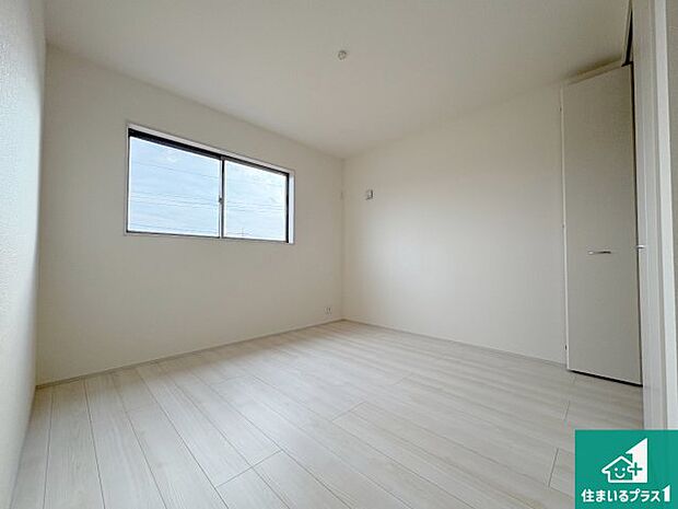 【洋室】シンプルな洋室は、自分好みのインテリアが楽しめます♪ご家族とインテリアや家具を選びに行くのは新築購入時の醍醐味の一つです。ぜひお楽しみください♪