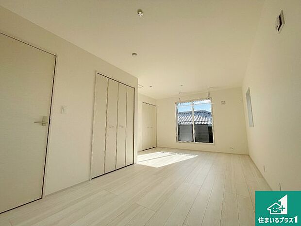 【キッチン】リビングと統一感があり、使い勝手のいいキッチン。広々としているので、二人並んで作業が出来ちゃいます。お子様と一緒に色々なお料理に挑戦できるスペースがあります。