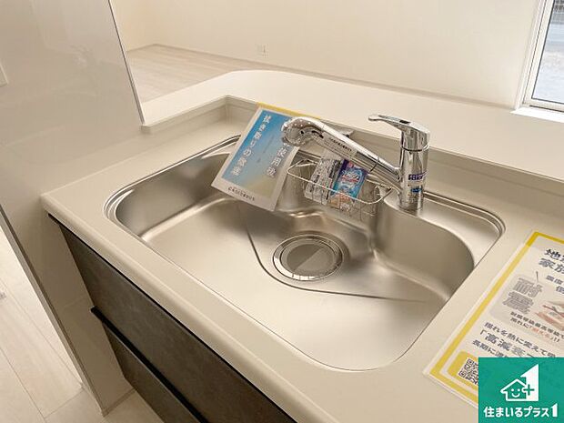 【キッチンシンク】蛇口の先端に浄水器を内蔵しています!原水と浄水、お湯と冷水、シャワーの切替えがワンタッチなので用途によって使い分けられます。