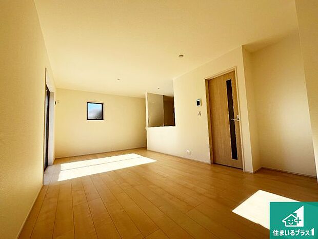 【居間・リビング】日当たり良好の明るいリビングで朝の目覚めもスッキリできそう!対面キッチンでご家族のコミュニケーションも自然と増える設計!小さなお子様が遊ぶスペースを作っても広々とくつろげるLDK!