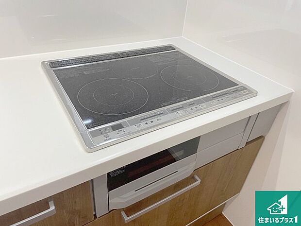 【コンロ】火を使わないので、安心なIHコンロ!でこぼこが無い構造なので、掃除もしやすく清潔に保てます!