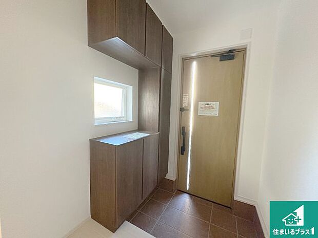 【玄関】シューズボックスにはたくさんの靴が収納できるので玄関周りはいつもスッキリ!ご家族が増えても安心!