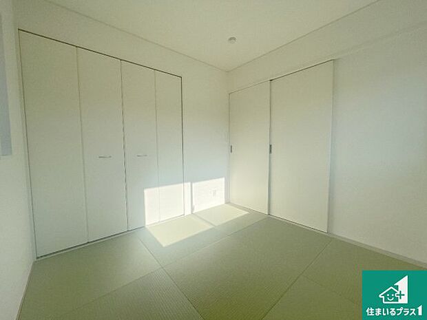 【和室】一室あると便利な和室は客間としてだけでなく、小さなお子様のプレイルームや食後のくつろぎスペースとしてもご利用いただけます。収納もついていますので大活躍間違いなし!