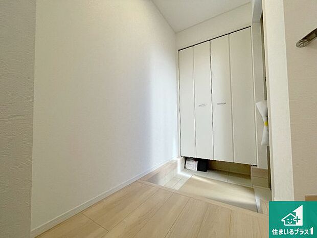 【玄関】シューズボックスにはたくさんの靴が収納できるので玄関周りはいつもスッキリ!ご家族が増えても安心!