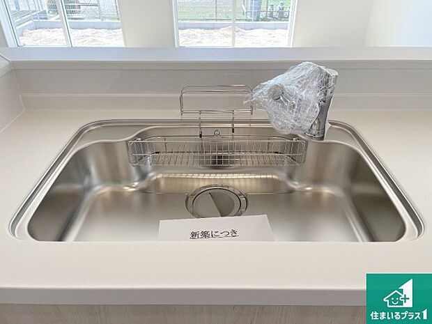 【キッチンシンク】蛇口の先端に浄水器を内蔵しています！原水と浄水、お湯と冷水、シャワーの切替えがワンタッチなので用途によって使い分けられます。