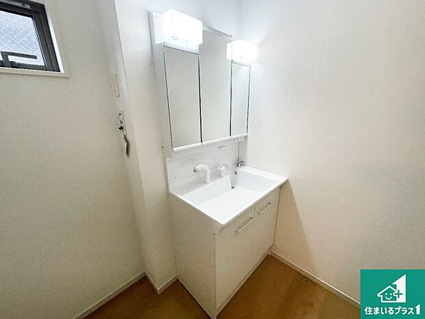 【独立洗面台】清潔感のある洗面台です。フラットな鏡は掃除がしやすく毎日清潔!鏡裏には収納があるのでスッキリとした洗面台が保てます。