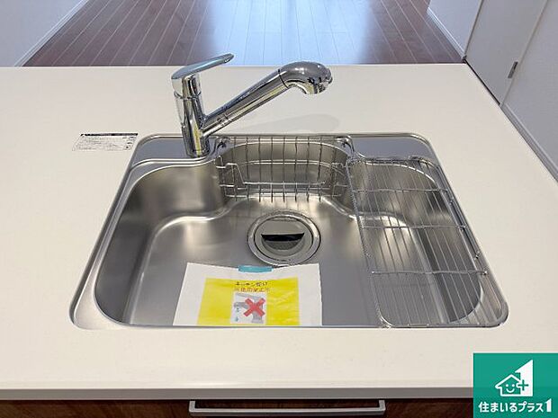 【キッチンシンク】蛇口の先端に浄水器を内蔵しています！原水と浄水、お湯と冷水、シャワーの切替えがワンタッチなので用途によって使い分けられます。