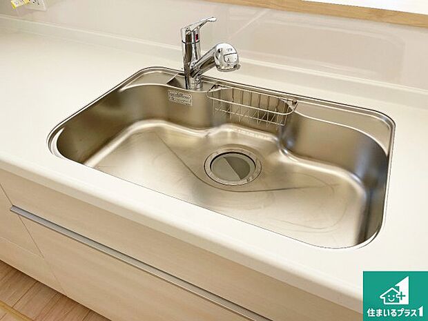 【キッチンシンク】蛇口の先端に浄水器を内蔵しています！原水と浄水、お湯と冷水、シャワーの切替えがワンタッチなので用途によって使い分けられます。