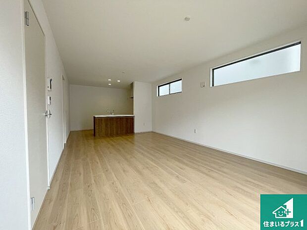 【居間・リビング】日当たり良好の明るいリビングで朝の目覚めもスッキリできそう!対面キッチンでご家族のコミュニケーションも自然と増える設計!小さなお子様が遊ぶスペースを作っても広々とくつろげるLDK!