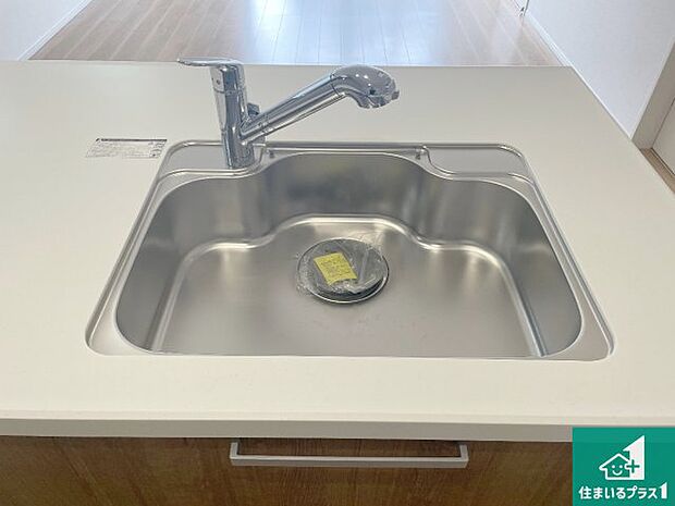 【キッチンシンク】蛇口の先端に浄水器を内蔵しています!原水と浄水、お湯と冷水、シャワーの切替えがワンタッチなので用途によって使い分けられます。