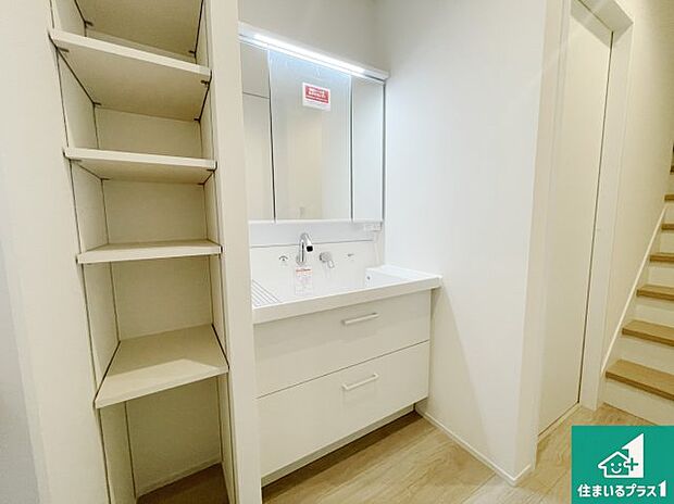 【独立洗面台】清潔感のある洗面台です。フラットな鏡は掃除がしやすく毎日清潔!鏡裏には収納があるのでスッキリとした洗面台が保てます。