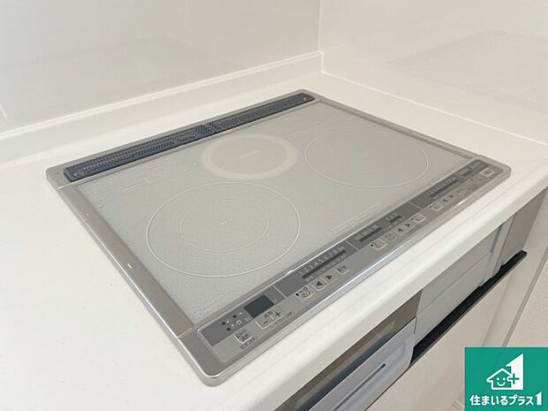 【コンロ】火を使わないので、安心なIHコンロ!でこぼこが無い構造なので、掃除もしやすく清潔に保てます!