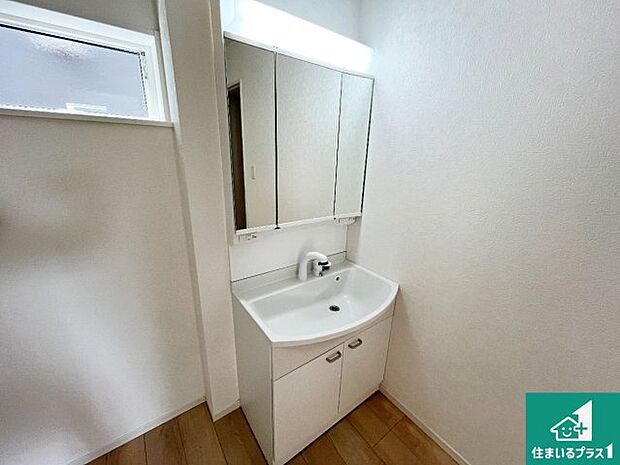 【独立洗面台】清潔感のある洗面台です。フラットな鏡は掃除がしやすく毎日清潔!鏡裏には収納があるのでスッキリとした洗面台が保てます。