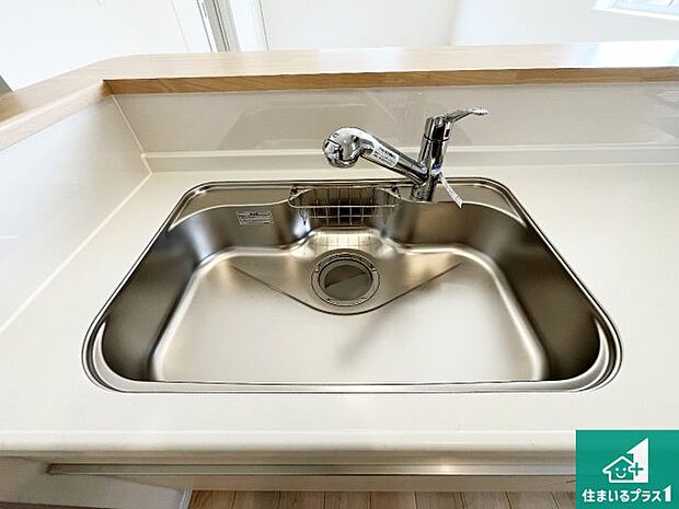 【キッチンシンク】蛇口の先端に浄水器を内蔵しています!原水と浄水、お湯と冷水、シャワーの切替えがワンタッチなので用途によって使い分けられます。