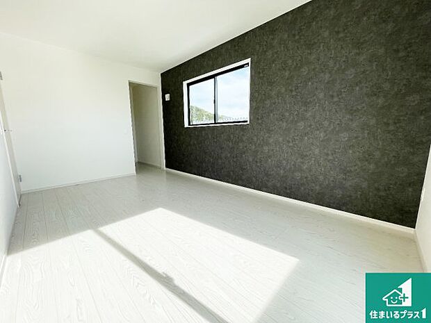 【キッチン】リビングと統一感があり、使い勝手のいいキッチン。広々としているので、二人並んで作業が出来ちゃいます。お子様と一緒に色々なお料理に挑戦できるスペースがあります。