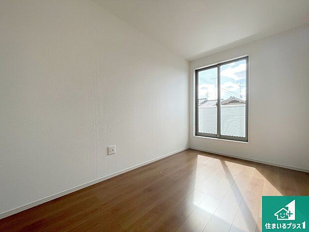 【洋室】シンプルな洋室は、自分好みのインテリアが楽しめます♪ご家族とインテリアや家具を選びに行くのは新築購入時の醍醐味の一つです。ぜひお楽しみください♪