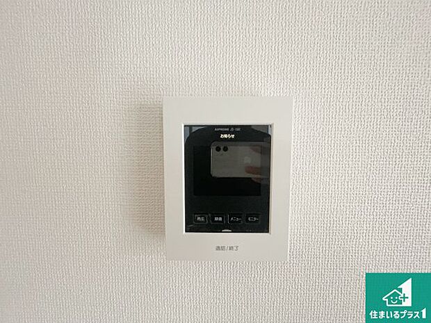 【カラーモニターインターホン】声だけでなく来訪者の姿や顔がモニターで確認できるので、小さなお子様がいらっしゃるご家庭でも安心できます!