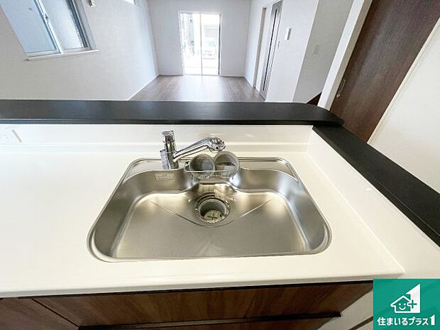 【キッチンシンク】蛇口の先端に浄水器を内蔵しています！原水と浄水、お湯と冷水、シャワーの切替えがワンタッチなので用途によって使い分けられます。