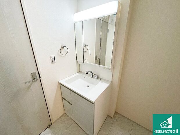 【独立洗面台】清潔感のある洗面台です。フラットな鏡は掃除がしやすく毎日清潔!鏡裏には収納があるのでスッキリとした洗面台が保てます。