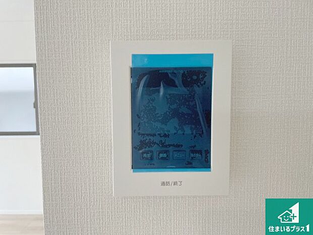 【カラーモニターインターホン】声だけでなく来訪者の姿や顔がモニターで確認できるので、小さなお子様がいらっしゃるご家庭でも安心できます！