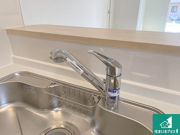 【キッチン水栓】浄水器を内蔵！炊飯時、お茶を作る時に安心してお水を使えます！お湯と冷水、浄水と原水、シャワーの切替えもワンタッチです！