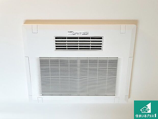 【浴室暖房乾燥機】四季を通して快適なバスライフをお手伝いする浴室暖房乾燥機！浴室の乾燥・暖房・涼風・換気はもちろん、２４時間換気にも対応！ 