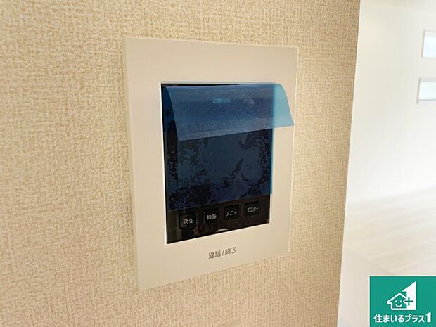 【カラーモニターインターホン】声だけでなく来訪者の姿や顔がモニターで確認できるので、小さなお子様がいらっしゃるご家庭でも安心できます！