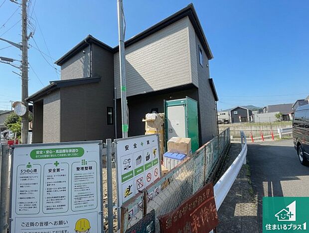 【外観】周辺は落ち着いた街並みの住宅地！子育てがしやすい住環境です！まだ未完成ですが、現地でしかわからない事もございます。是非一度ご覧ください。