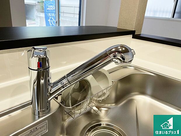 【キッチン水栓】浄水器を内蔵！炊飯時、お茶を作る時に安心してお水を使えます！お湯と冷水、浄水と原水、シャワーの切替えもワンタッチです！
