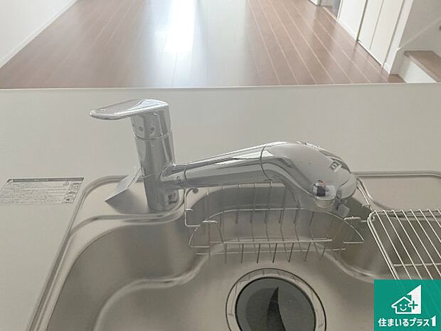 【キッチン水栓】浄水器を内蔵!炊飯時、お茶を作る時に安心してお水を使えます!お湯と冷水、浄水と原水、シャワーの切替えもワンタッチです!