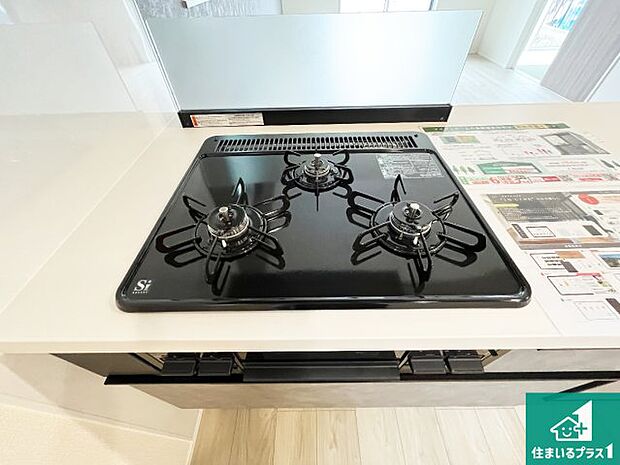 【コンロ】ダブル高火力Ｓｉセンサー付きコンロ！３口あるので、まとめて料理をする時も大活躍！