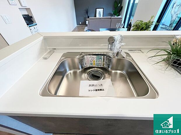 【キッチンシンク】蛇口の先端に浄水器を内蔵しています!原水と浄水、お湯と冷水、シャワーの切替えがワンタッチなので用途によって使い分けられます。