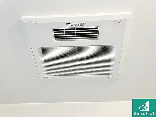 【浴室暖房乾燥機】四季を通して快適なバスライフをお手伝いする浴室暖房乾燥機!浴室の乾燥・暖房・涼風・換気はもちろん、24時間換気にも対応!
