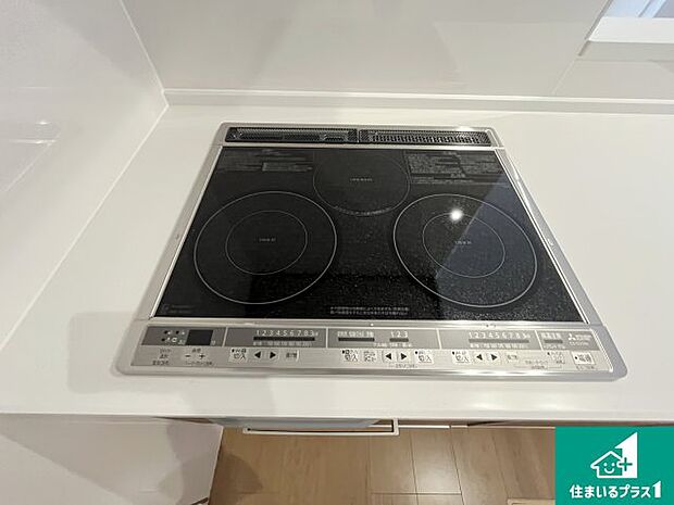 【コンロ】火を使わないので、安心なＩＨコンロ！でこぼこが無い構造なので、掃除もしやすく清潔に保てます！