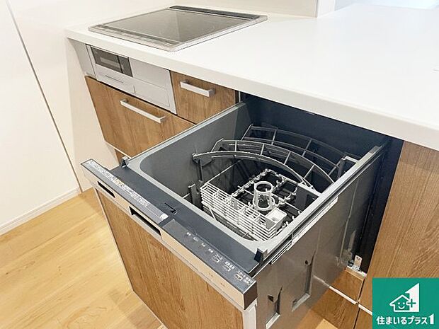 【食器洗浄乾燥機】食事後の一仕事、食器洗いをボタン一つでお任せできちゃいます!場所を取らないビルトイン式なので、お料理スペースもしっかり確保!