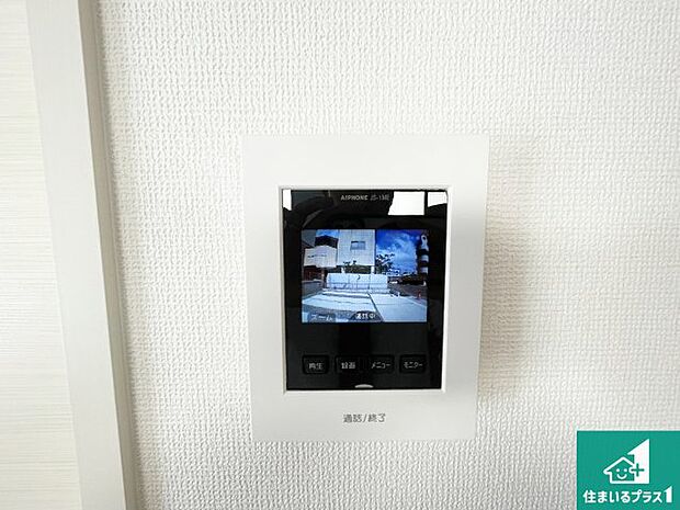 【カラーモニターインターホン】声だけでなく来訪者の姿や顔がモニターで確認できるので、小さなお子様がいらっしゃるご家庭でも安心できます！